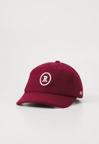 Casquette bordeaux en feutre avec un 'R' brod�é en blanc dans un cercle à l'avant, dotée d'un visière plate et de '#22' sur le côté.
