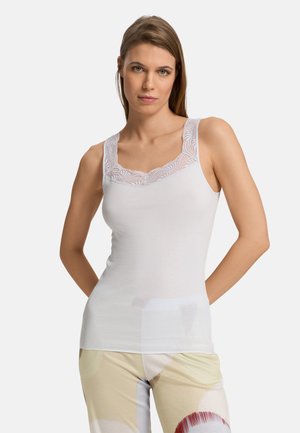 Biała bluzka na ramiączkach z koronkowym wykończeniem przy dekolcie. Gładki materiał, dopasowany fason, szerokie ramiączka oraz misterny wzór koronki na krawędziach.