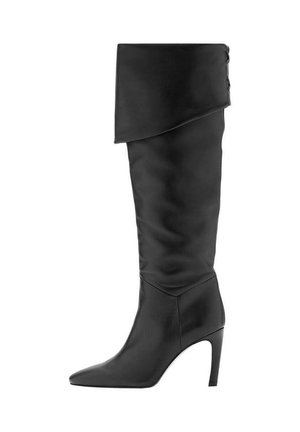 Bota negra hasta la rodilla con tacón alto, puño doblado y puntera puntiaguda, textura de cuero suave y tacón de aguja delgado.