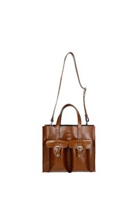 Bruine leren totebag met twee voorzakken, zilveren hardware, bovenhandvatten en een verstelbare schouderriem, met een gladde textuur.