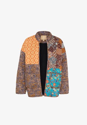 Kapotna jakna z patchwork vzorom, ki vsebuje oranžne, modre in rjave tkanine, zapletene vzorce ter žep spredaj.