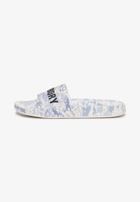 Sandale chausson à motif camouflage bleu clair et blanc avec texte noir sur la sangle, semelle plate et bout ouvert.