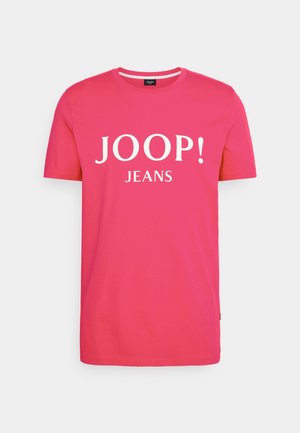 Helles pinkes Kurzarm-T-Shirt mit Rundhalsausschnitt und dem weißen „JOOP! JEANS“-Logo, das zentriert auf der Vorderseite vor einem einfarbigen Hintergrund steht.