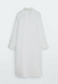 Witte linnen jurk met lange mouwen, kraag en knoopmanchetten. Heeft een rechte snit en een gladde textuur. Eenvoudig ontwerp zonder patronen.