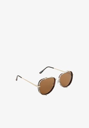 Gafas de sol con montura dorada, lentes tintadas de color marrón y patillas con patrón de carey, inclinadas ligeramente hacia la derecha sobre un fondo blanco.