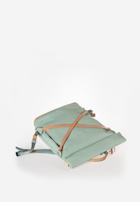 Zaino verde menta realizzato in tessuto liscio, con dettagli in pelle beige, design geometrico semplice e spallacci regolabili e imbottiti.