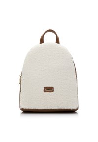 Witte faux schapenvacht rugzak met een afgeronde vorm, bruine leren accenten, een handvat aan de bovenkant en een subtiele logo-opdruk aan de voorkant.