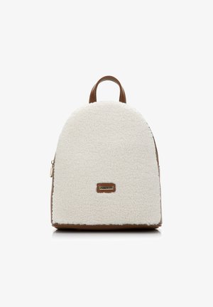 Biały plecak z faux shearling w zaokrąglonym kształcie, z brązowymi skórzanymi akcentami, uchem u góry i subtelnym detalem z logo z przodu.