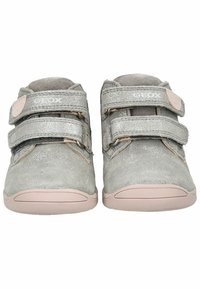 Grijze suède schoenen met een glinsterende afwerking, voorzien van twee klittenbandsluitingen, een ronde neus en een lichtroze rubberen zool met een gestructureerde grip.