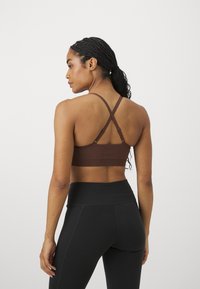 Puma MOVE SHAPELUXE SEAMLESS - Sujetadores deportivos con sujeción ligera - espresso brown