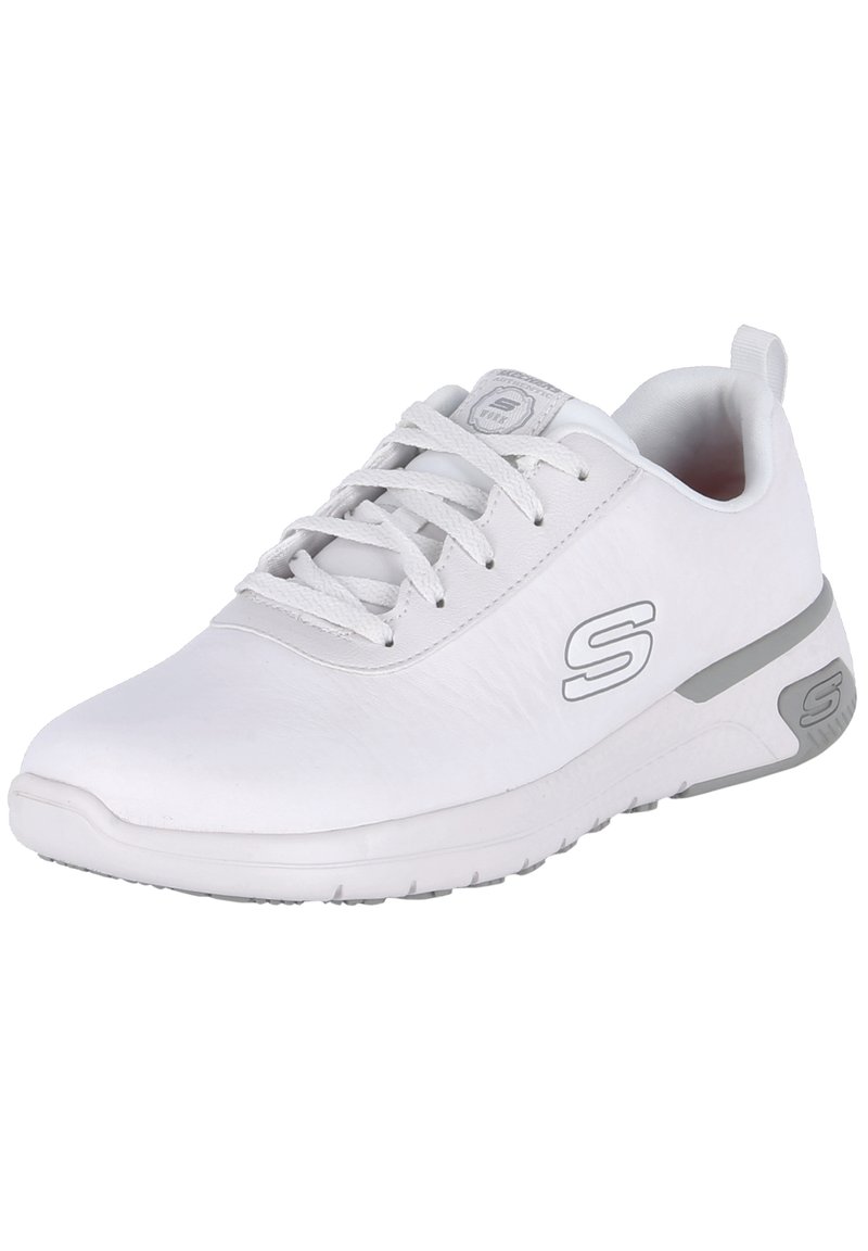 Scarpa atletica bianca con tomaia in materiale sintetico liscio, design con lacci e dettagli argentati sul logo e sulla suola. Punta arrotondata e suola in gomma.