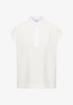 Hvid bluse med korte ærmer i tekstureret stof, knappet lukkeføring og spids krave, mærket "Cecil" inde i kraven.