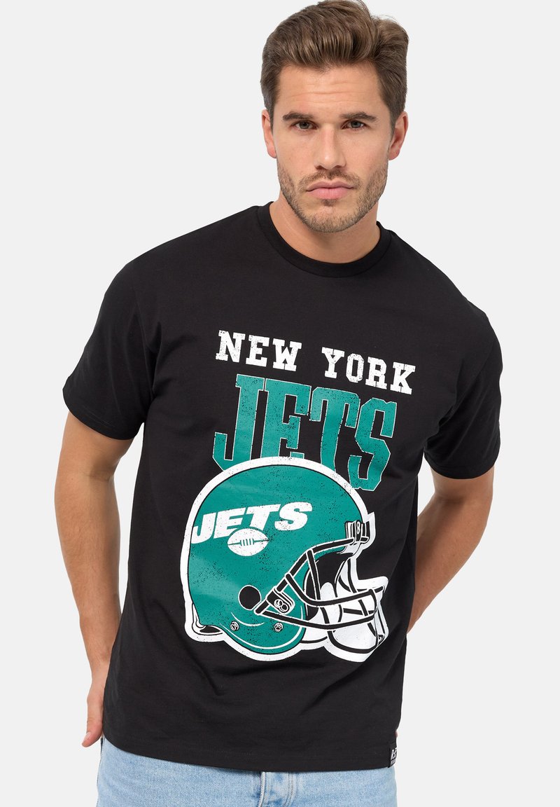 Černé bavlněné tričko s textem "NEW YORK JETS" a grafikou teal fotbalové helmy s bílými prvky. Klasický kulatý výstřih, krátké rukávy.