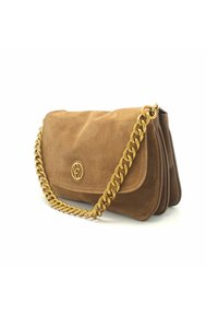 Borsa a spalla in suede marrone con tracolla in catena dorata, dotata di un emblema del logo e un design pieghevole con più scomparti.