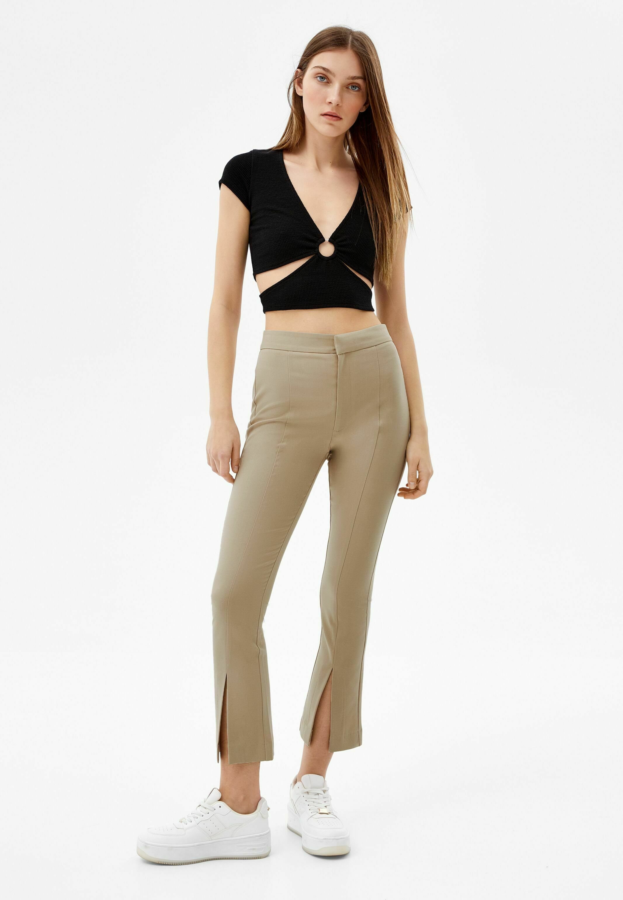 Bershka SPLIT KICK FLARE - Trousers 