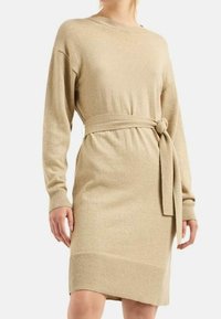 Sweterkowa sukienka z krótkimi rękawami w kolorze złotym, z paskiem do związania w talii, z prążkowanym dołem i mankietami, gładką fakturą oraz luźnym krojem.