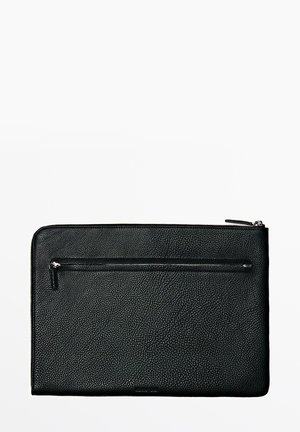 Zwarte leren tas met gestructureerde afwerking, voorzien van een horizontale ritszak aan de voorkant en een hoofdrits sluiting aan de bovenkant.