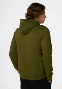 Oliwkowa bluza z kapturem, z pojemnym kapturem, długimi rękawami i ściągaczami. Wykonana z miękkiego materiału, zapewniająca luźny krój i bez widocznych wzorów.