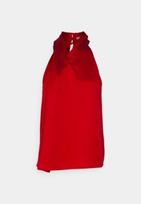 Rød halterneck-top i en blød, glat tekstur. Har en nøglehulslukning på ryggen og draperet design for en afslappet pasform.