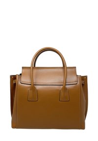 Torebka skórzana w kolorze brązowym o strukturalnym designie, z podwójnymi uchwytami u góry i płaskim zapięciem na klapkę. Gładka struktura z kontrastującym czarnym przeszyciem.