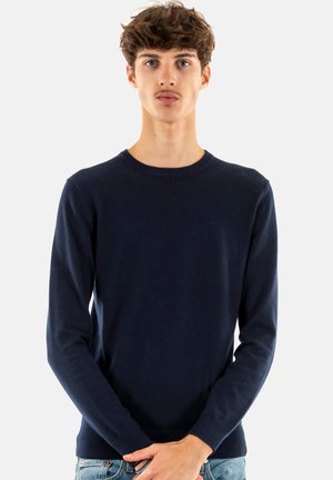 Maglione blu navy in un tessuto morbido con colletto a girocollo, maniche lunghe, polsini e orlo a costine, caratterizzato da un design slim fit.