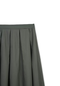 Gonna midi plissée in tessuto verde scuro, con una vita liscia e una chiusura con zip discreta sul lato.