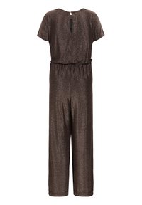 Barna, fényes, rövidujjú overall, karcsúsított derékkal, kulcslyuk hátkivágással és bőrszárakkal. Simaság jellemzi csillogó részletekkel.