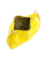 Sac à main en cuir texturé jaune avec une ouverture zippée, une bandoulière réglable et un intérieur doublé arborant le nom de la marque "VENIZIA."