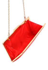 Rød metallic clutchtaske med en guldfarvet kædestrop og en glat rød indvendig. Den har en struktureret rektangulær form og lukning med klap.