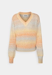 Pull en maille à encolure en V dégradé orange et bleu, avec des poignets et un ourlet côtelés, tissu texturé pour la chaleur et le confort.