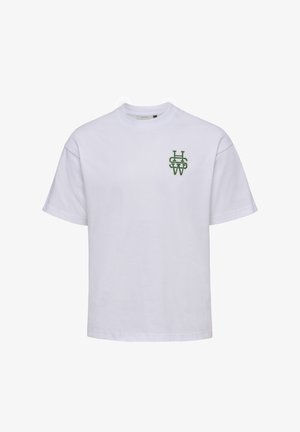 Biele tričko s krátkym rukávom vyrobené z bavlny, s vyšívaným zeleným logom na ľavej hrudi. Jednoduchý, klasický dizajn.