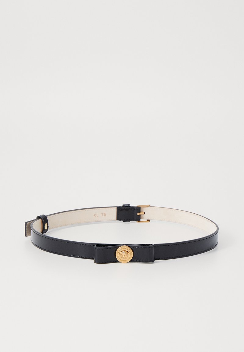 Cinturón de cuero negro con un acabado brillante, que presenta un lazo decorativo y un emblema de color dorado en el centro, tamaño XL 75.