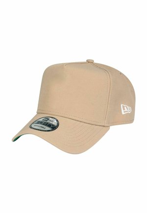 Casquette de baseball beige réglable avec une visière courbée et un logo New Era brodé en blanc sur le côté.