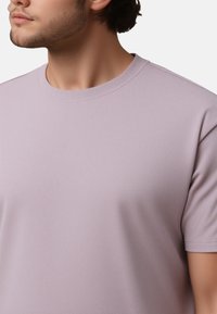 Helles lila T-Shirt mit Rundhalsausschnitt aus glattem Stoff, mit kurzen Ärmeln und einer lässigen Passform, minimaler Nahtgestaltung.