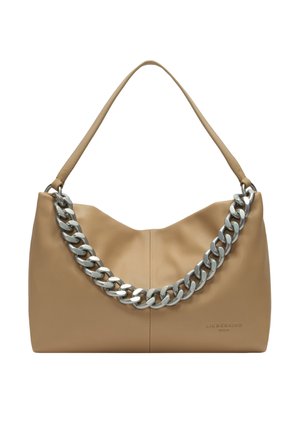 Beżowa skórzana torba na ramię z szerokim, srebrnym łańcuchem jako detalem i pojedynczym paskiem, miękka konstrukcja, małe tłoczone logo marki z przodu.