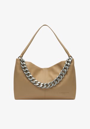 Sac à bandoulière en cuir beige avec une large chaîne argentée et une seule bandoulière, structure souple, petit logo de marque embossé à l'avant.