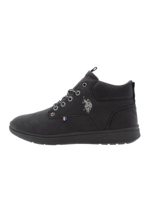Zapatillas altas negras hechas de cuero suave, con ojales plateados, cordones redondos y un logo con un caballero en el costado.