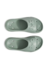 Tong sandals vert menthe avec une surface texturée, un design à bout ouvert et des trous de drainage. Présente un logo en relief sur la sangle extérieure.