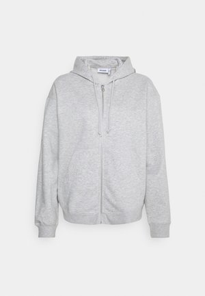 Grå zip-up huvtröja med huva, ribbade muddar och fåll. Har kängurufickor och ett mjukt, strukturerat material. Märkesetikett synlig på insidan.