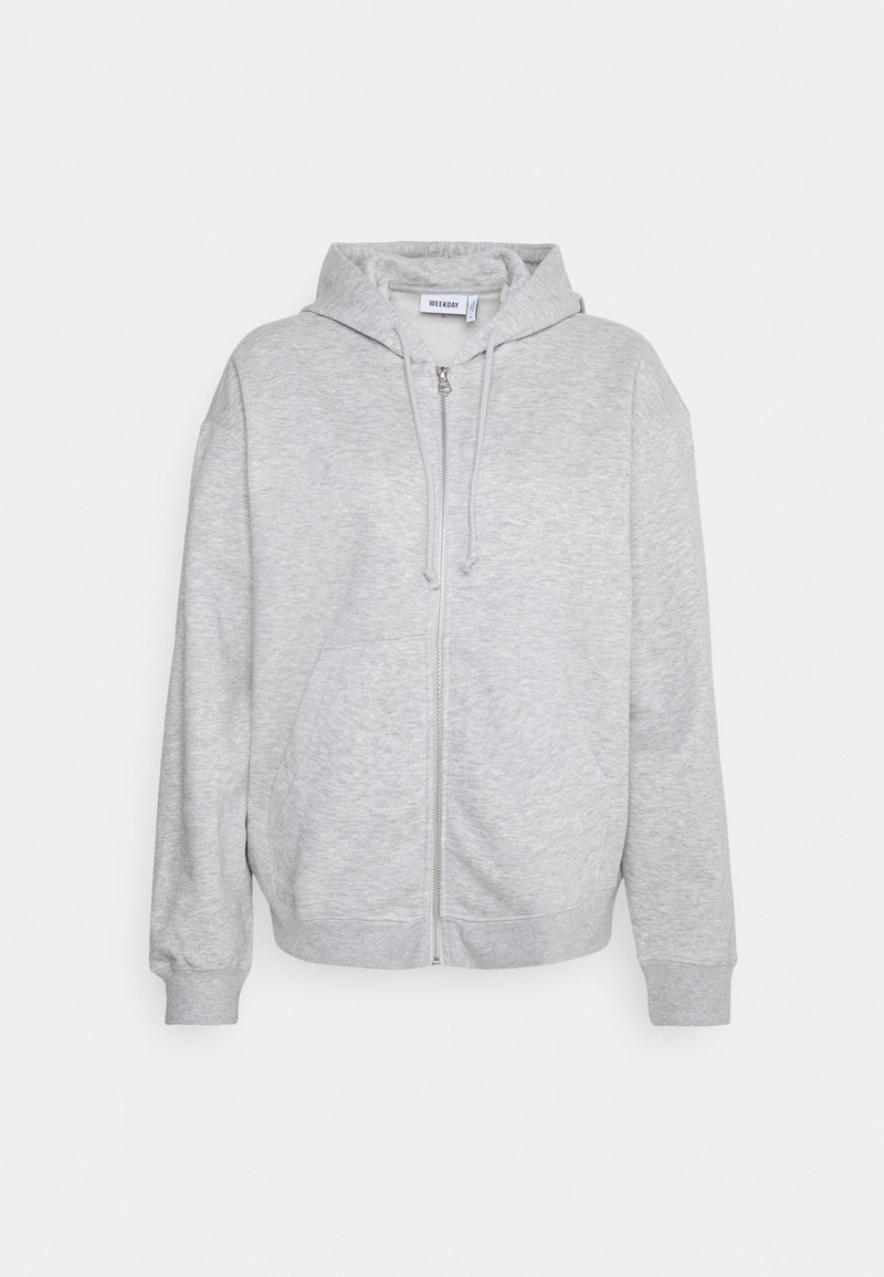 Sweat à capuche gris zippé avec capuche, poignets et ourlet côtelés. Comprend des poches kangourou et un matériau doux et texturé. Étiquette de la marque visible à l'intérieur.