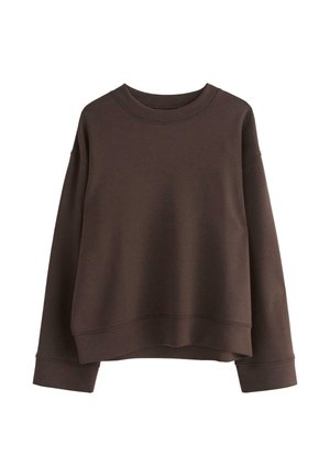 Brązowa bluza z miękkiego materiału, z szerokim okrągłym dekoltem, opadającymi ramionami i luźnym krojem. Żebrowane mankiety i dół.