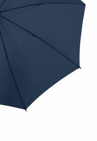 Ombrello blu navy con un tessuto del canopy liscio e texture, dotato di una struttura e stecche in metallo, progettato per resistere e proteggere dalla pioggia.