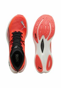 Rote Mesh-Laufschuhe mit schwarzen Schnürsenkeln und Akzenten. Weiße Außensohle mit strukturiertem orangenem Gummi und einem PWRPLATE-Detail in der Zwischensohle.