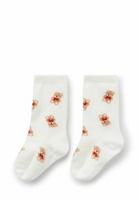Calzini bianchi con un motivo ripetuto di orsetti in marrone chiaro e rosso, realizzati in un materiale morbido e testurizzato con un bordo a costine.