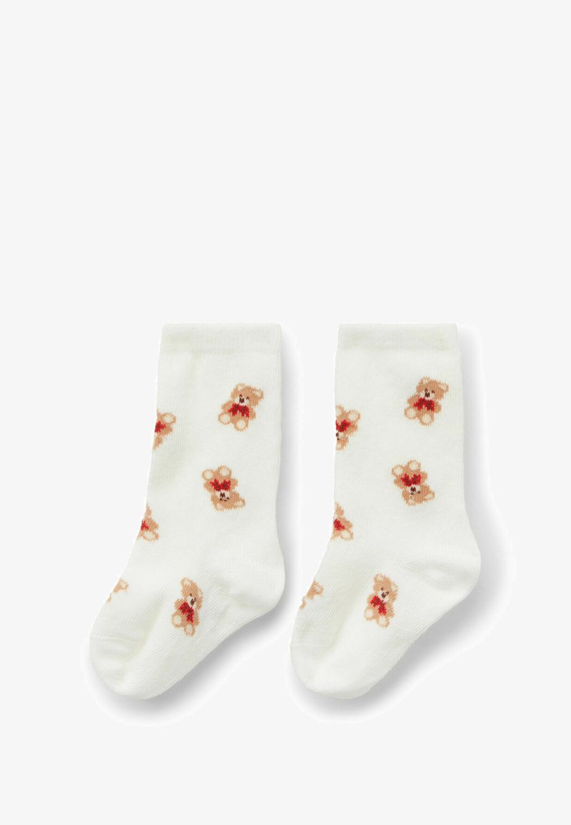 Calzini bianchi con un motivo ripetuto di orsetti in marrone chiaro e rosso, realizzati in un materiale morbido e testurizzato con un bordo a costine.