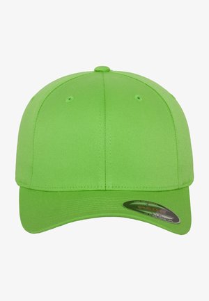 Žiarivo zelená baseballová čiapka z hladkej látky, s okrúhlou korunou, pevným šiltom a bočnou nášivkou s logom.