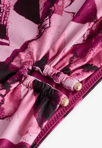 Rožnato in vijolično blago z vzorci, ki vključujejo zbrane odseke z zlatimi kovinskimi poudarki. Gladek teksture z neženim sijajem.