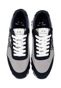 Zapatillas deportivas en gris y azul marino con parte superior de malla, cordones blancos y un acento de logotipo. La suela de goma proporciona tracción y durabilidad.