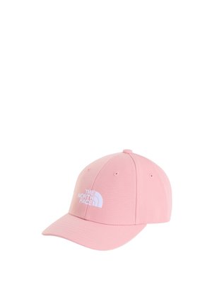 Casquette de baseball rose clair avec une visière incurvée et le logo blanc « The North Face » sur le panneau avant sur fond blanc.