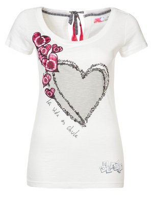 Hvid kortærmet t-shirt med et stort hjerte i kontur, flere mindre lyserøde hjerter til venstre og teksten "la vida es chula."